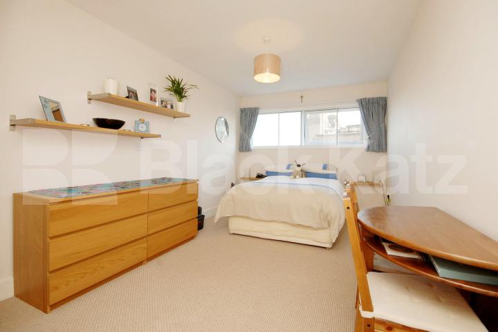 			LET , 1 Bedroom, 1 bath, 1 reception Flat			 Chelsea Bridge Wharf, Queenstown Road, Battersea